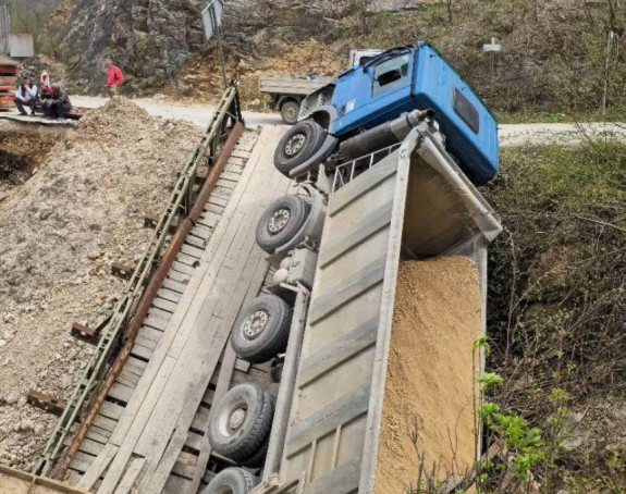 Urušio se most Banjice u momentu prelaska kamiona