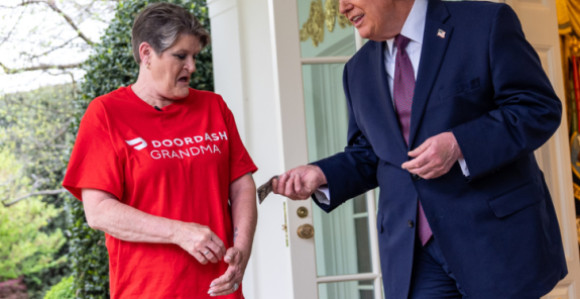 Trump dao 100 dolara bakšiša dostavljačici