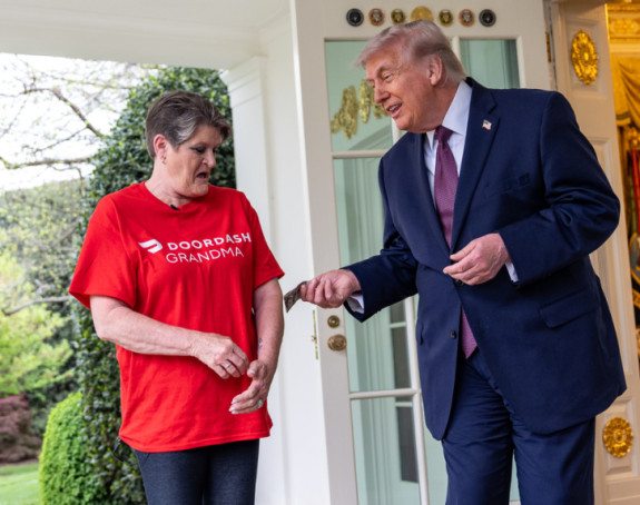 Tramp dao 100 dolara bakšiša dostavljačici