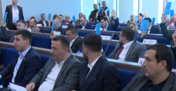 Сукоб СНСД-оваца у Бијељини: Шамарају једни друге?!