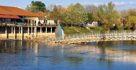 Приједор: Срушен мост због неочишћеног корита Сане