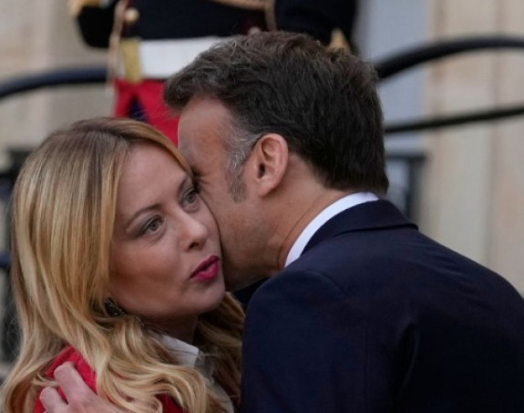 Makron poljubio Meloni, njena reakcija postala viralna