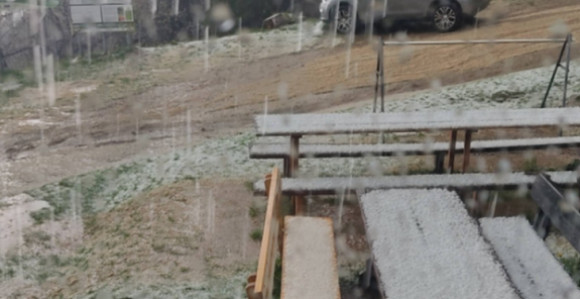 Јак вјетар са ледом вечерас протутњао Словенијом