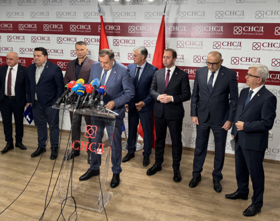 PRELETAČI I “PAPCI” OBLIKUJU POLITIČKU SCENU SRPSKE: Male stranke priljepci SNSD-a