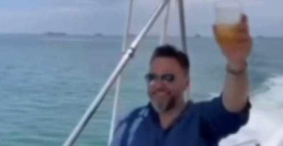 "Свак је рођен да по једном умре, част и брука живе довијека"