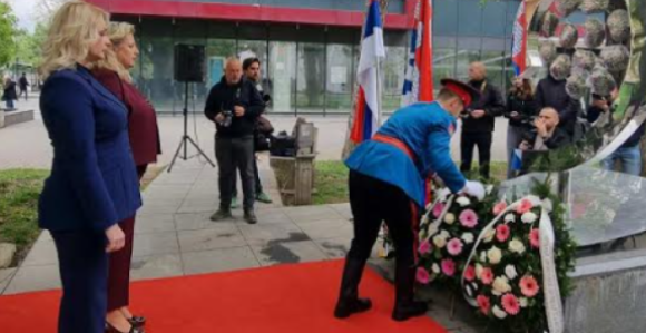 Положени вијенци на споменик 12 беба у Бањалуци