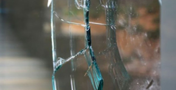 Разбијено стакло на цркви, на ограду набацане столице