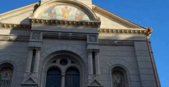 Разбијено стакло на цркви, на ограду набацане столице