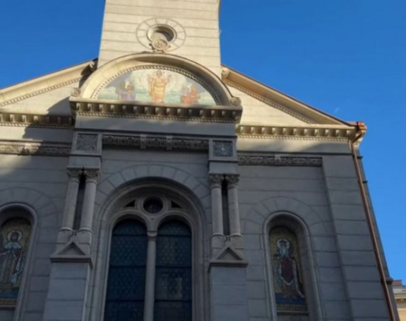 Razbijeno staklo na crkvi, na ogradu nabacane stolice