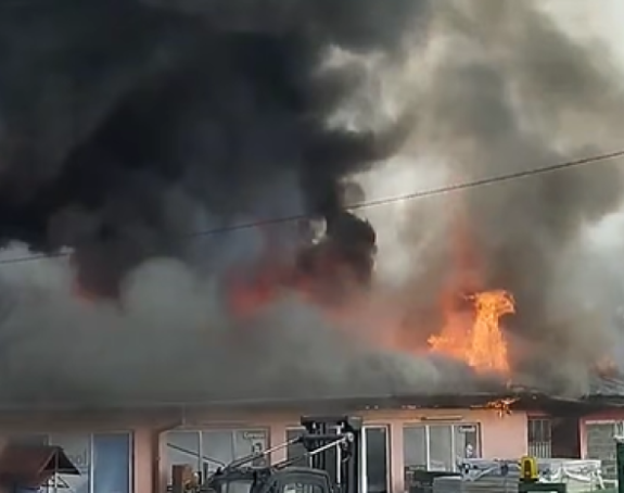 Bugojno: Izbio veliki požar u skladištu firme (VIDEO)