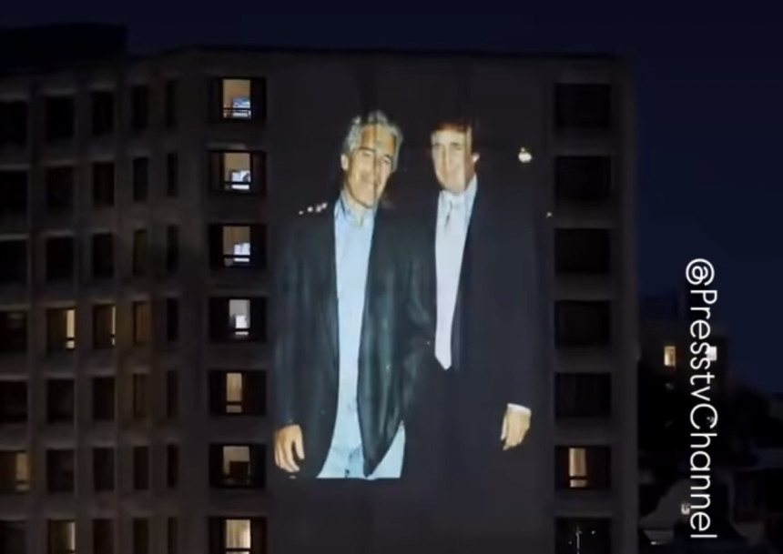 Фотографије Епстина и Трампа на згради у Вашингтону (видео)