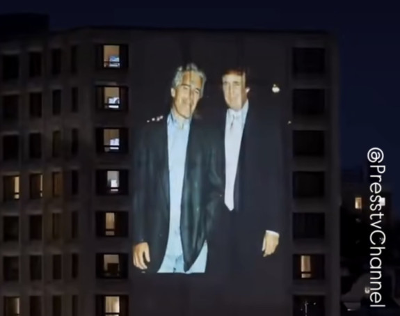 Fotografije Epstina i Trampa na zgradi u Vašingtonu (video)