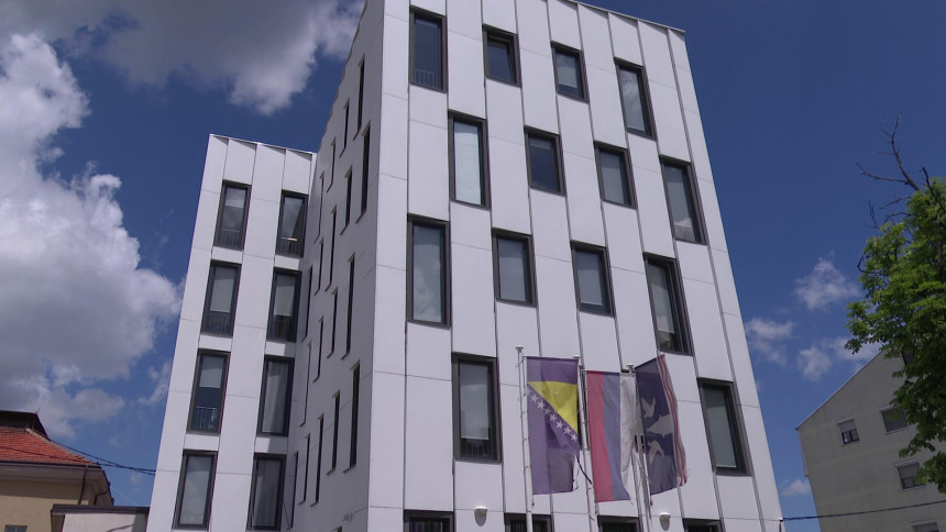 Бијељина: Запаљена возила предсједника Привредне коморе