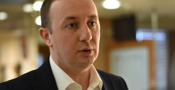 Лицемјерни Минић, слуга режима лажно брине за младе!