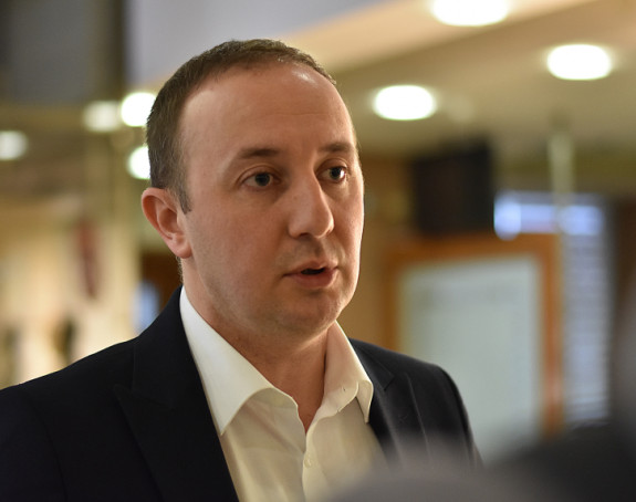 Licemjerni Minić, sluga režima lažno brine za mlade!