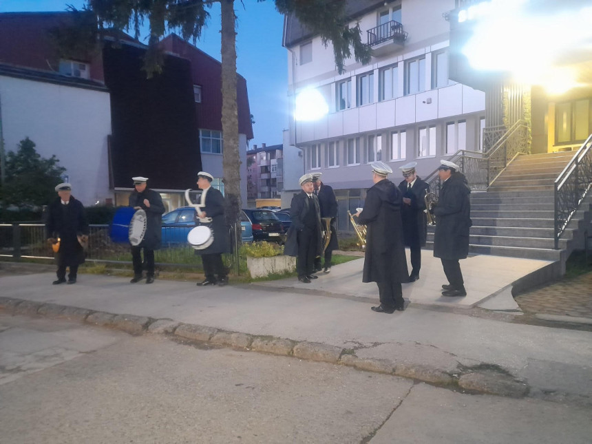 Првомајски уранак Добојлије дочекале уз дувачки оркестар