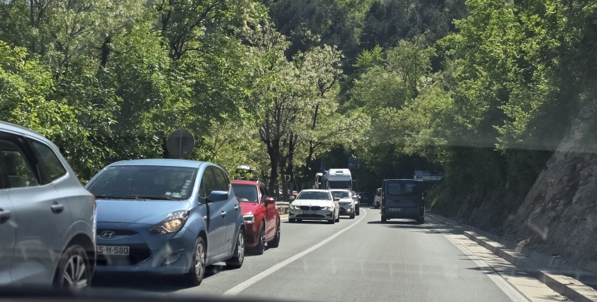 Velike gužve na putevima, saobraćaj se odvija otežano