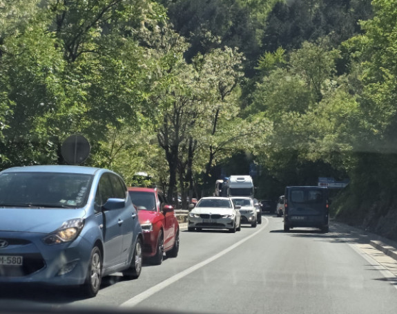Velike gužve na putevima, saobraćaj se odvija otežano