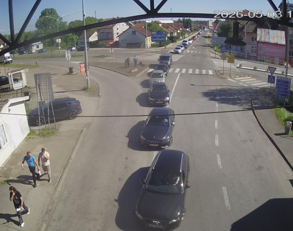 Duge kolone vozila na ulazu i izlazu iz BiH
