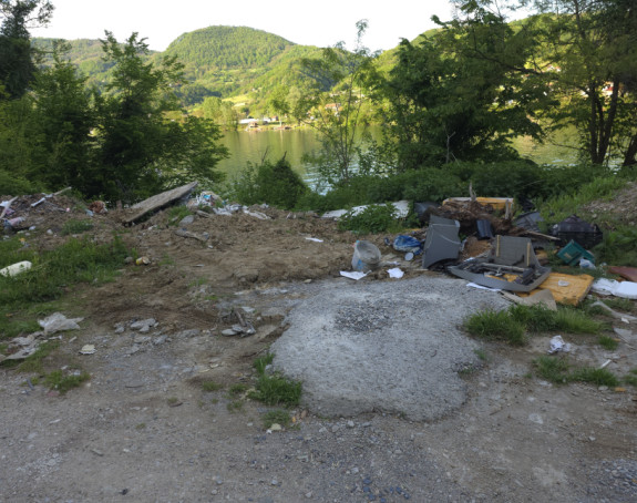Divlja deponija uz Drinu ugrožava zdravlje i prirodu