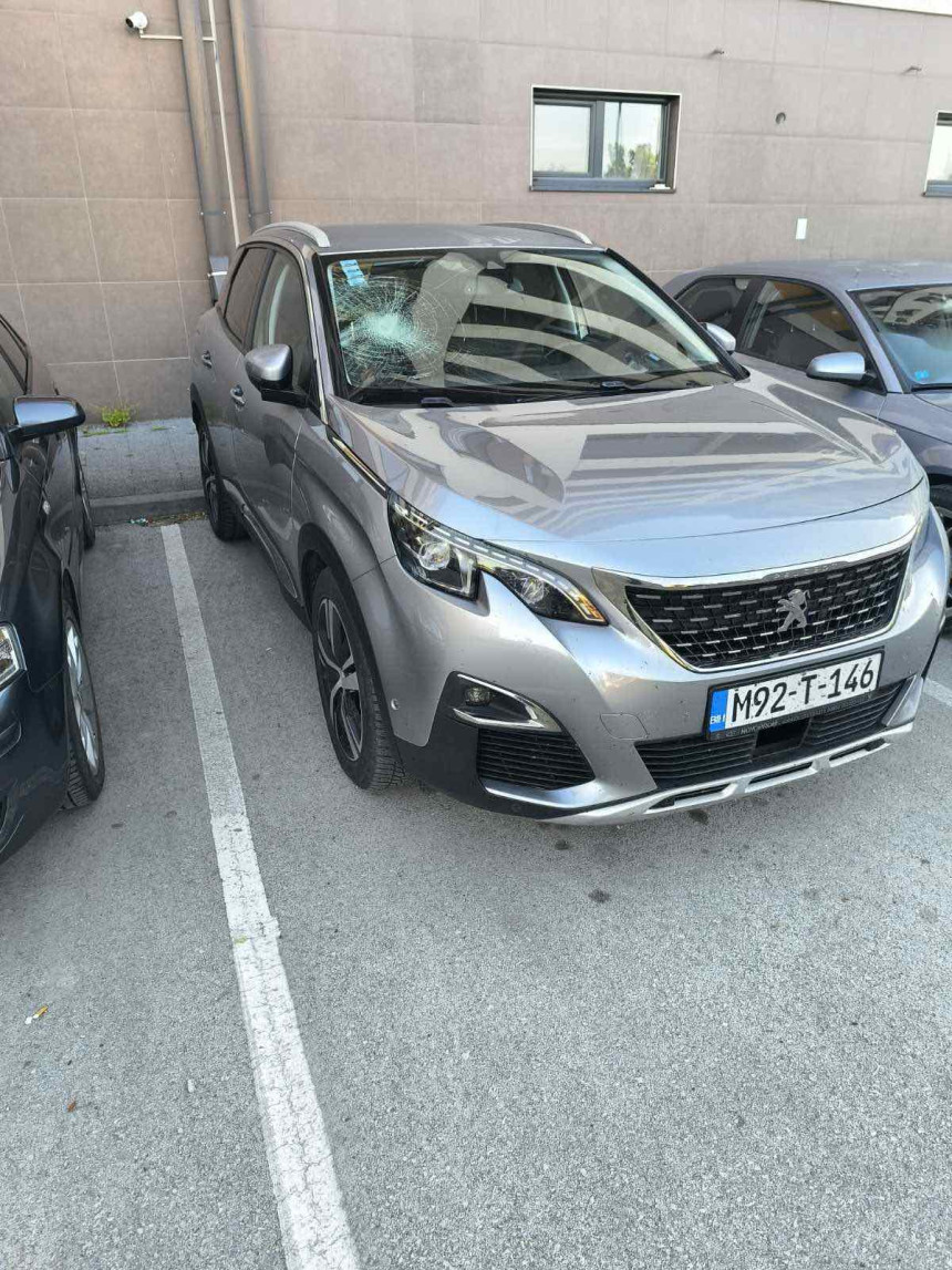 Vandalizam u Doboju: Oštećeno više vozila kod Gradske uprave