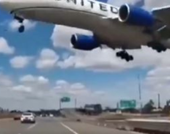 Avion pri slijetanju udario u kamion i stub (VIDEO)