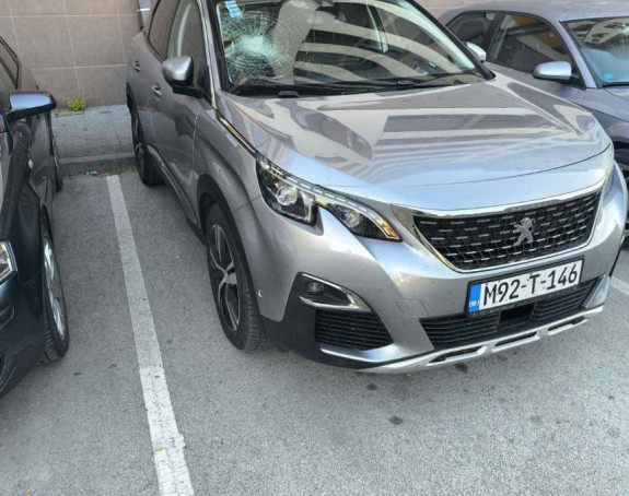 Vandalizam u Doboju: Oštećeno više vozila kod Gradske uprave