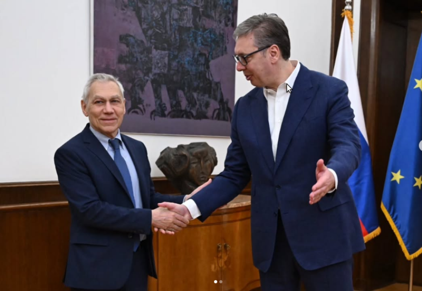 Вучић уручио честитку за Путина поводом Дана побједе