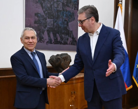 Vučić uručio čestitku za Putina povodom Dana pobjede