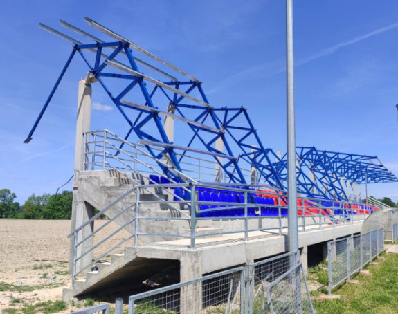 Brčko: Srušio se dio nadstrešnice na stadionu u G. Breziku