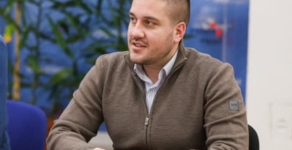 Amidžiću, ćutao si kad su preduzeća propadala?!