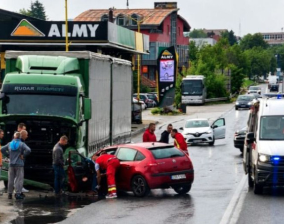Težak udes u Zenici, sudarili se kamion i automobil