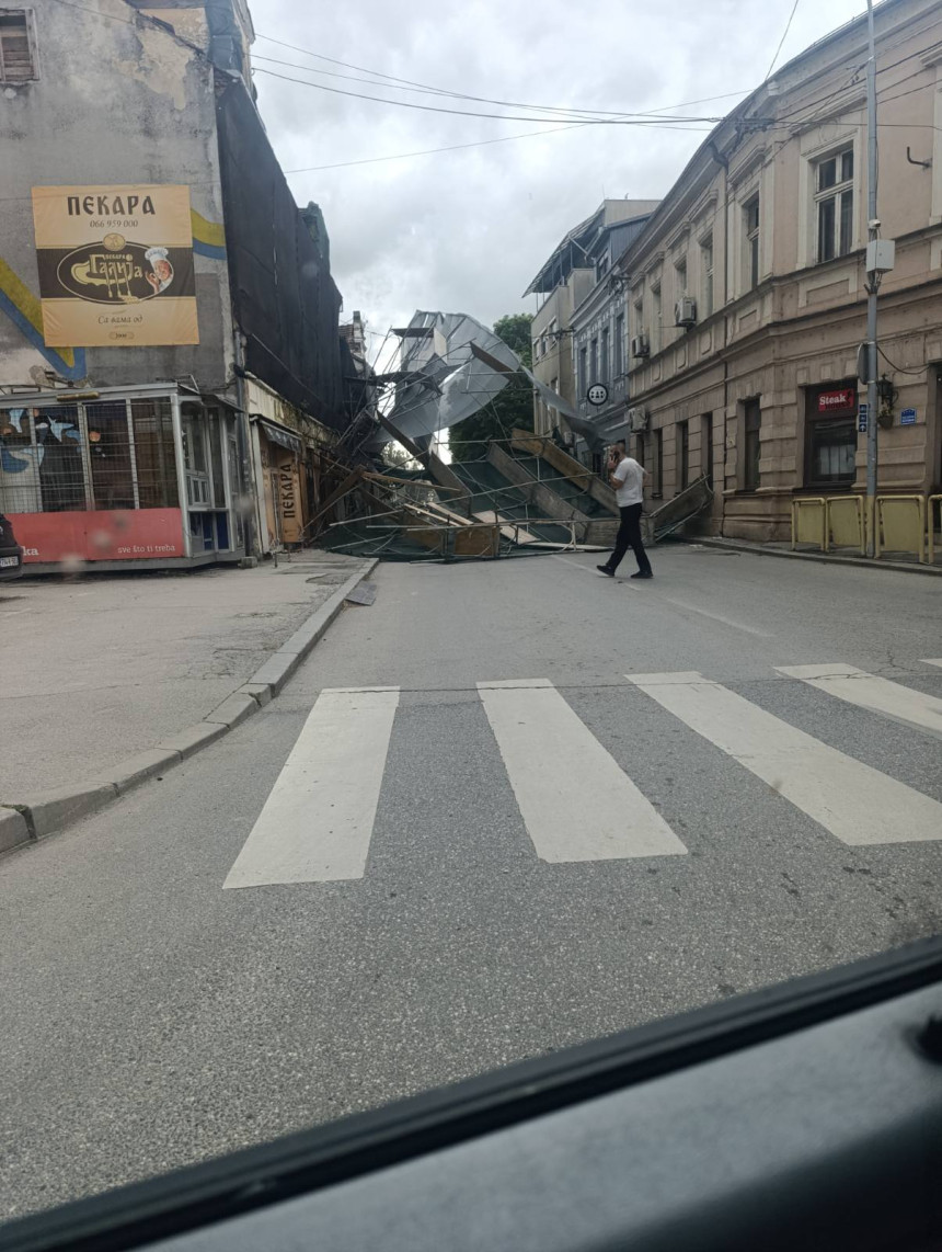 Pala građevinska skela sa objekta u centru Prijedora