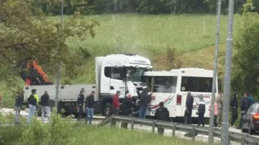 Poginuo vozač autobusa, deset osoba povrijeđeno