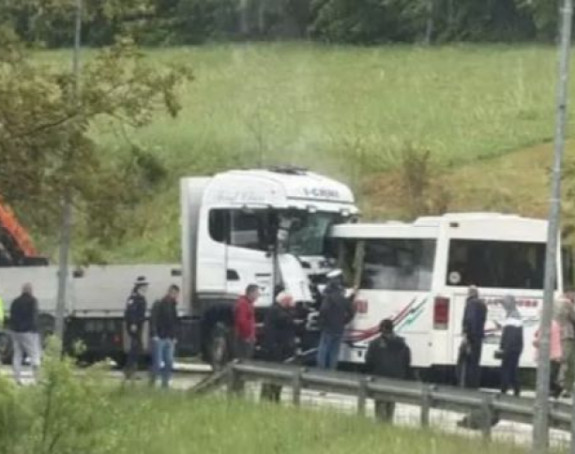 Poginuo vozač autobusa, deset osoba povrijeđeno