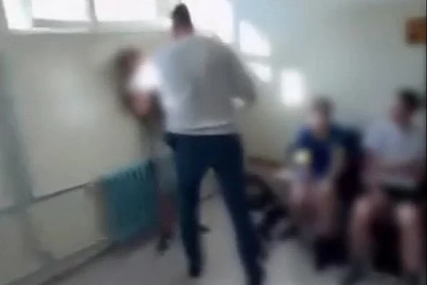 Uznemirujući video iz škole: Nastavnik tukao učenika