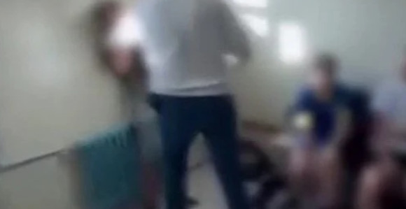 Uznemirujući video iz škole: Nastavnik tukao učenika