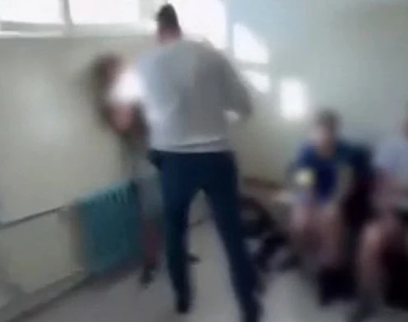 Uznemirujući video iz škole: Nastavnik tukao učenika