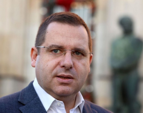 Kad lisica štiti kokoške: SNSD se zabrinuo za SDS?!
