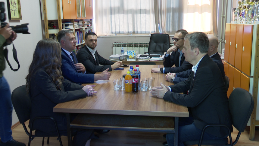 Голубовић у посјети школама у Бијељини са локалним СНСД-овцима
