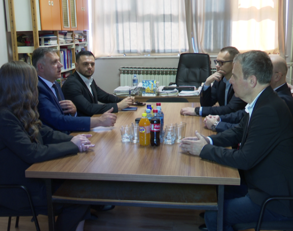 Golubović u posjeti školama u Bijeljini sa lokalnim SNSD-ovcima