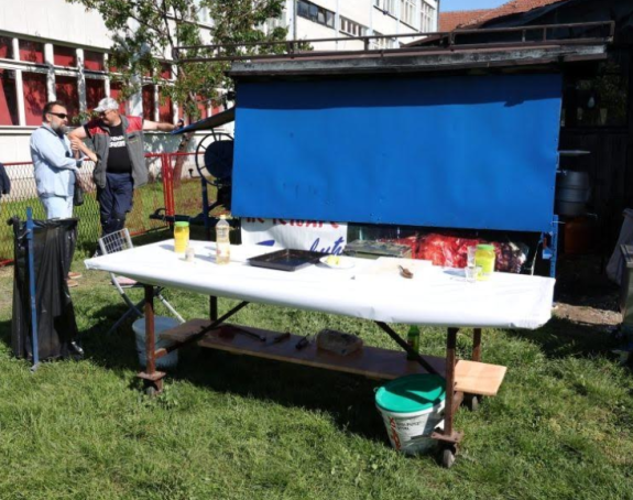 Bahatost SNSD-a: Slavio funkciju uz tele u dvorištu škole