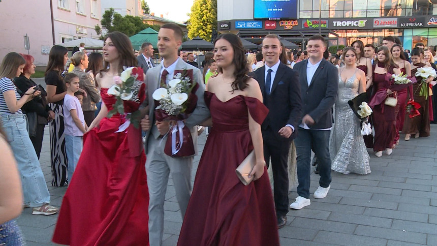 Centrom Prijedora zasijali maturanti srednjih škola