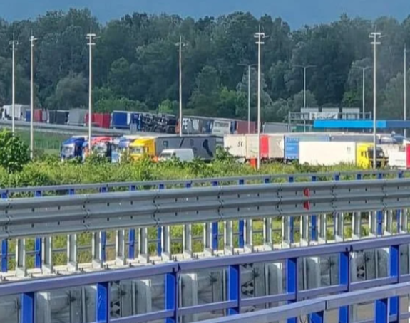 Nepregledne kolone kamiona na GP Gradiška