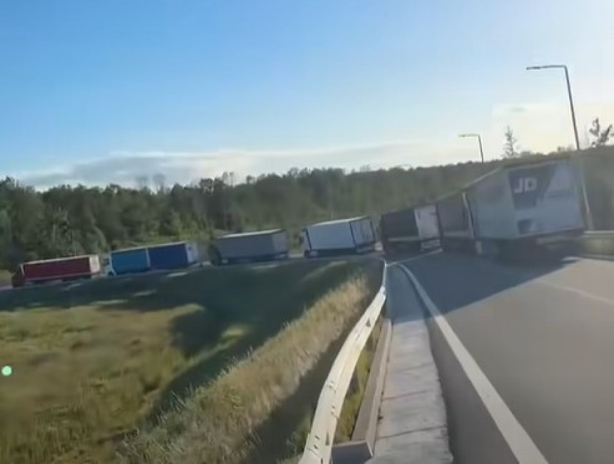 Гужве на граници у Градишки: У колонама се губе милиони
