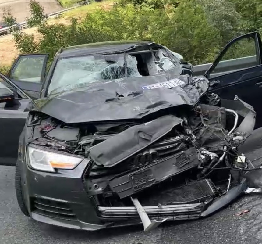 Teška saobraćajna nezgoda kod Konjica, auto smrskan