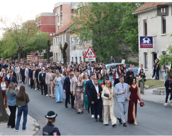 Mladost i ljepota svečano prošla ulicama Gacka