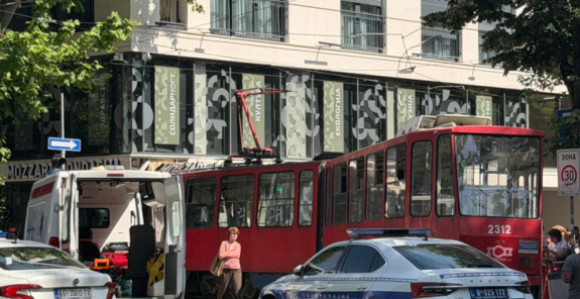 Tramvaj izletio iz šina i udario u izlog, ima povrijeđenih