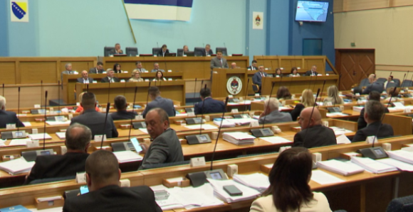Бурна сједница НС Републике Српске о затварању ОХР-а: Опозиција подсјетила на "љубав СНСД-а са странцима"