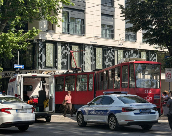 Tramvaj izletio iz šina i udario u izlog, ima povrijeđenih